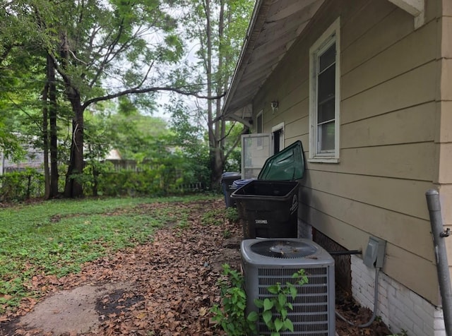 2127 E 13th St, Des Moines, IA 50316 - view of yard