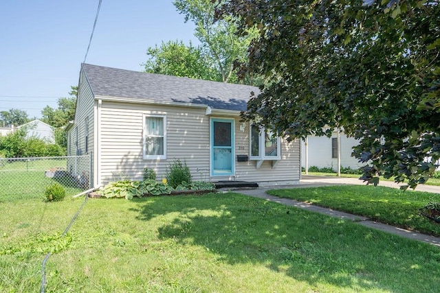 310 E 19th St S, Newton, IA 50208 - view of front of property featuring a shingled roof