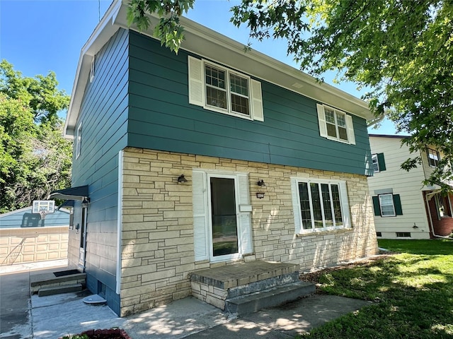 4425 Amick Ave, Des Moines, IA 50310 - colonial home with a garage and a front lawn