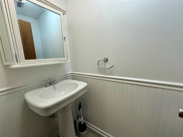 4425 Amick Ave, Des Moines, IA 50310 - bathroom featuring a wainscoted wall