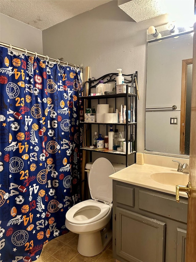 3521 SE 20th St, Des Moines, IA 50320 - full bath featuring a textured ceiling, tile patterned floors, vanity, and a shower with shower curtain