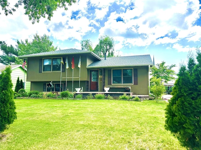 3521 SE 20th St, Des Moines, IA 50320 - view of front of property featuring a front yard and a shingled roof