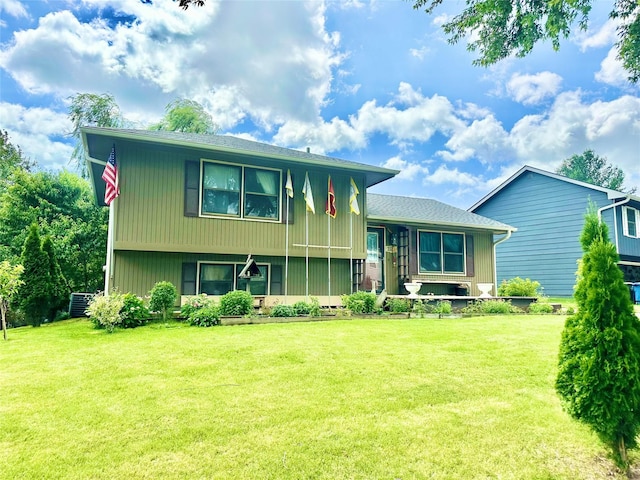 3521 SE 20th St, Des Moines, IA 50320 - tri-level home featuring a front lawn