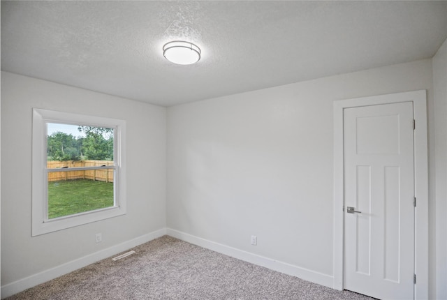 2420 E 37th St, Des Moines, IA 50317 - unfurnished room with carpet and a textured ceiling