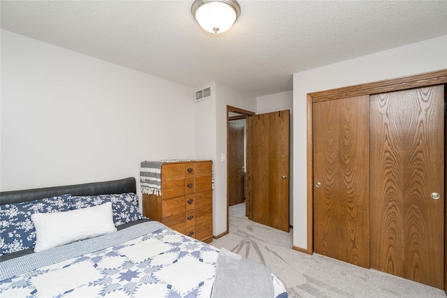 130 SW Meadowlark Ct, Ankeny, IA 50023 - bedroom with carpet, a textured ceiling, and a closet