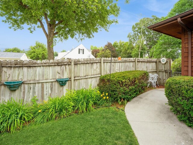 2400 Farwell Rd, Des Moines, IA 50317 - view of yard