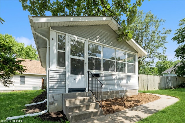 1547 13th St, Des Moines, IA 50314 - view of front facade featuring entry steps