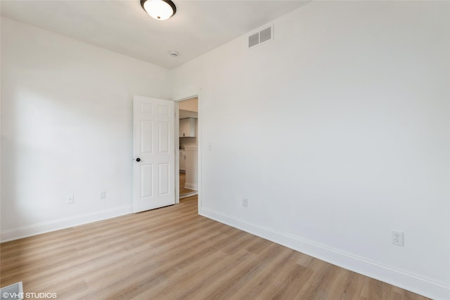 1547 13th St, Des Moines, IA 50314 - unfurnished room featuring light wood-type flooring and a smoke detector