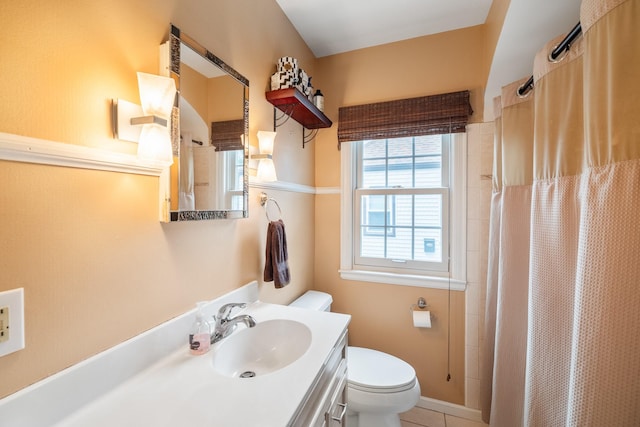 1209 Edgemont St, Des Moines, IA 50315 - full bathroom with vanity and a shower with curtain