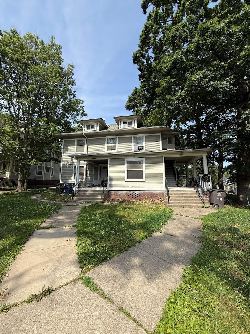 1148 36th St, Des Moines, IA 50311 - traditional style home with a porch and a front yard
