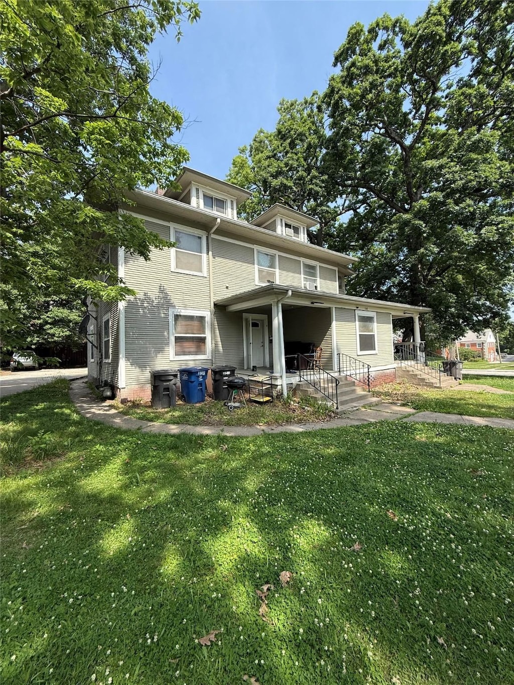1148 36th St, Des Moines, IA 50311 - rear view of property featuring a yard