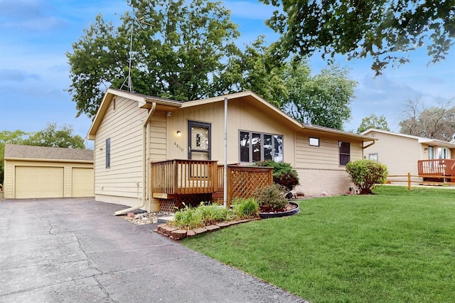 4610 SE 7th St, Des Moines, IA 50315 - ranch-style home featuring a front yard, an outdoor structure, and a detached garage
