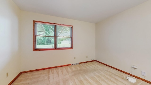 4610 SE 7th St, Des Moines, IA 50315 - empty room featuring light colored carpet and baseboards