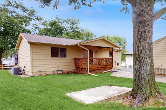 4610 SE 7th St, Des Moines, IA 50315 - view of front of property featuring a front yard, a patio area, a shingled roof, and a deck