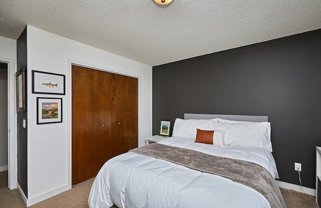 5208 Pommel Pl, West Des Moines, IA 50265 - bedroom featuring carpet, a closet, and a textured ceiling