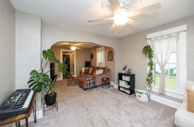 951 28th St, Des Moines, IA 50312 - carpeted living room with arched walkways and ceiling fan