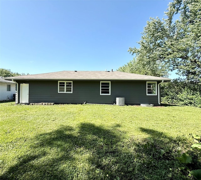 211 E Leach Ave, Des Moines, IA 50315 - rear view of property with a yard