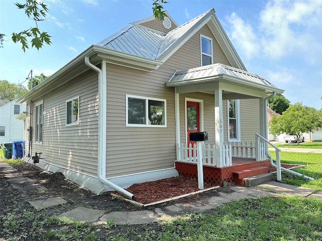 507 W Lincoln Way, Jefferson, IA 50129 - view of front of property with a metal roof and a standing seam roof