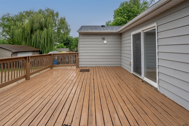 1115 E Herold Ave, Des Moines, IA 50315 - view of wooden terrace