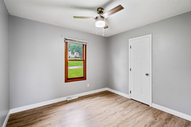 1115 E Herold Ave, Des Moines, IA 50315 - unfurnished room featuring wood finished floors, ceiling fan, and a textured ceiling
