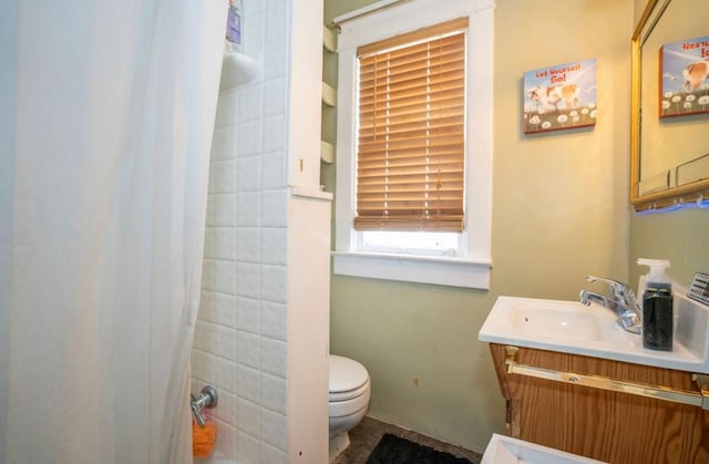 314 E 3rd St N, Newton, IA 50208 - full bath featuring vanity and a shower with curtain