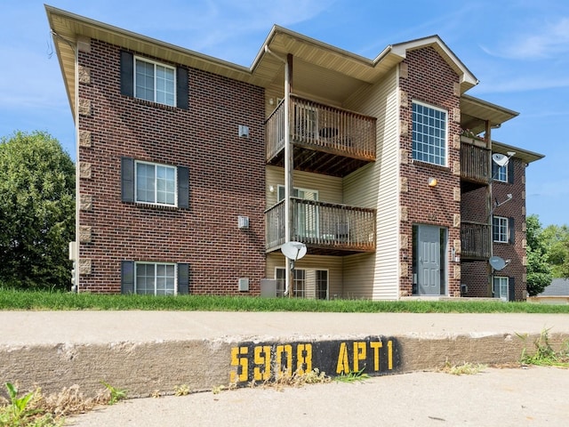 5908 Sutton Pl Unit 1, Urbandale, IA 50322 - view of property featuring uncovered parking