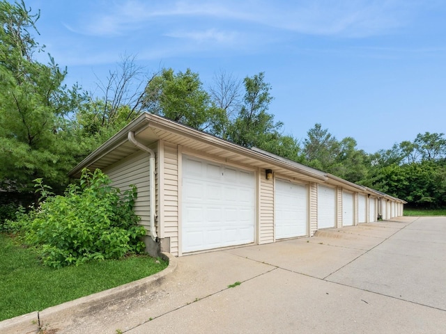 5908 Sutton Pl Unit 1, Urbandale, IA 50322 - view of garage