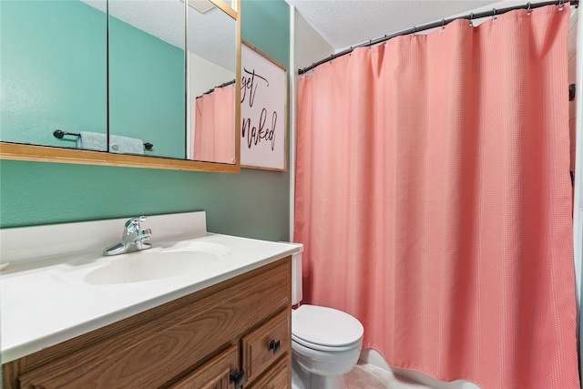 206 Main St, Grinnell, IA 50112 - full bath featuring vanity, a shower with curtain, and a textured ceiling