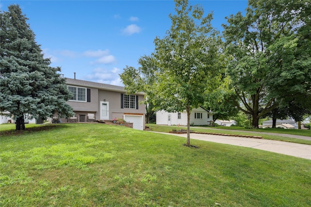 206 Main St, Grinnell, IA 50112 - bi-level home featuring a garage, driveway, and a front lawn