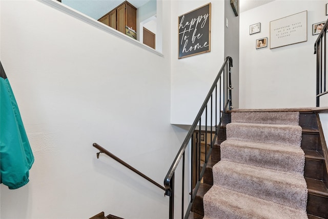 206 Main St, Grinnell, IA 50112 - view of stairway