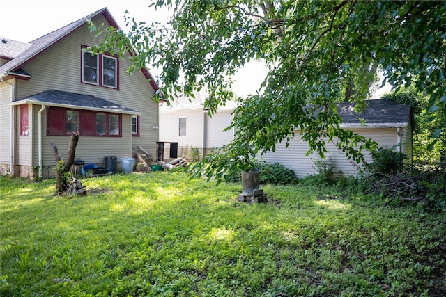 2015 Mondamin Ave, Des Moines, IA 50311 - back of house with roof with shingles and a yard