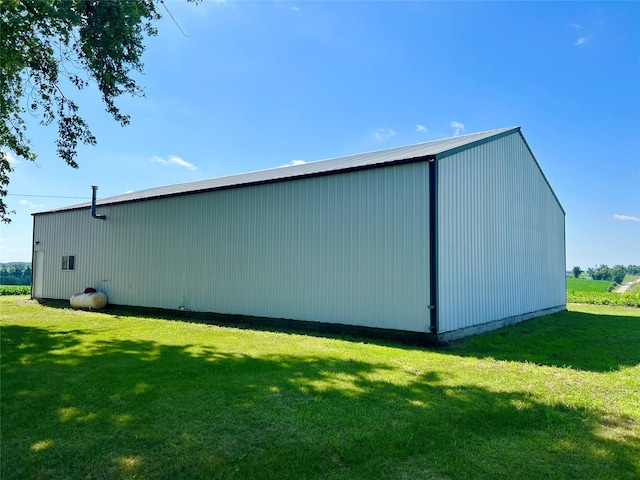 6285 E 28th St N, Newton, IA 50208 - view of pole building featuring a lawn