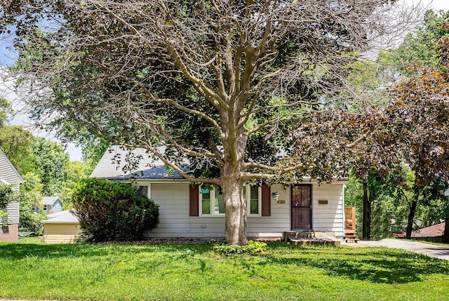 832 E Lacona Ave, Des Moines, IA 50315 - view of front facade featuring a front lawn