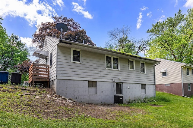 832 E Lacona Ave, Des Moines, IA 50315 - rear view of property with a yard and a deck