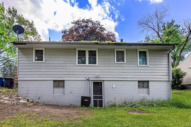 832 E Lacona Ave, Des Moines, IA 50315 - back of house featuring a lawn