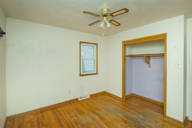 832 E Lacona Ave, Des Moines, IA 50315 - unfurnished bedroom featuring light wood-type flooring, a closet, and a ceiling fan