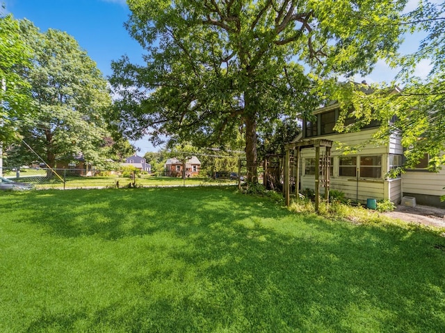2928 34th St, Des Moines, IA 50310 - view of yard