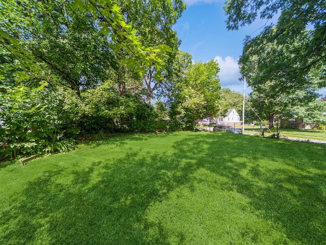 2928 34th St, Des Moines, IA 50310 - view of yard