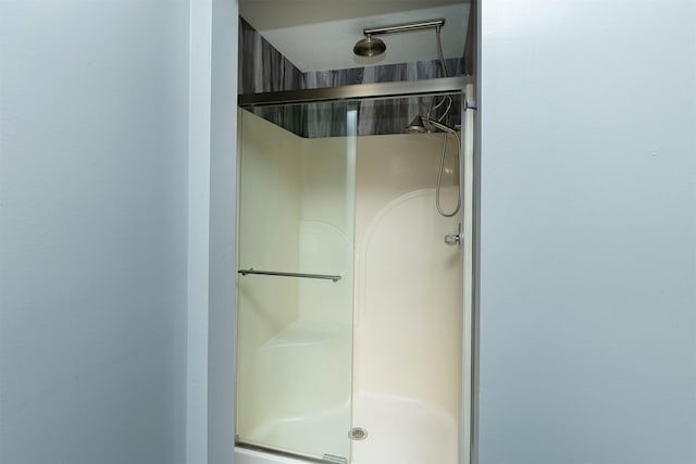3170 E Kenyon Ave, Des Moines, IA 50320 - bathroom with a shower stall