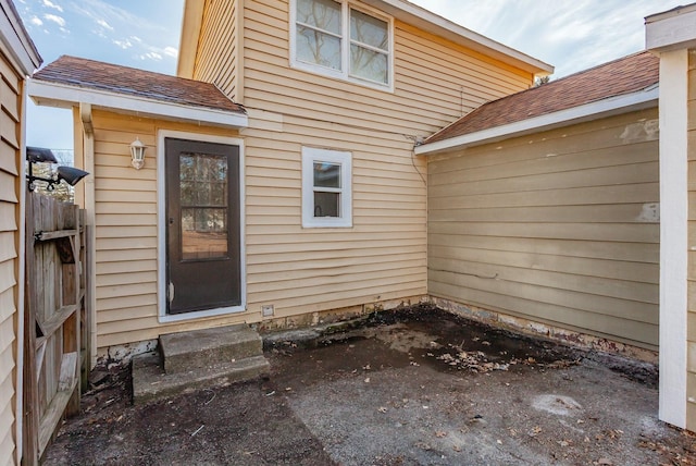 703 Maxwelton Dr, Des Moines, IA 50315 - entrance to property featuring a shingled roof
