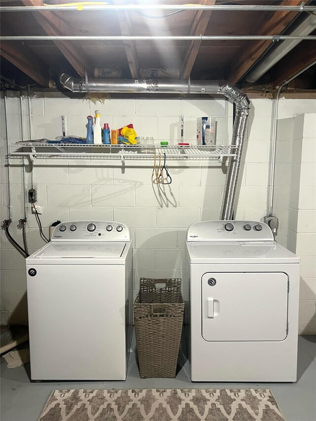 2612 Grandview Ave, Des Moines, IA 50317 - washroom with washer and dryer and concrete block wall