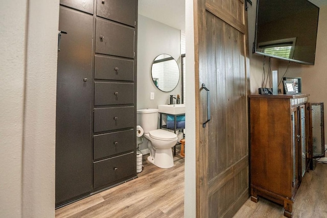 305 E 20th St S, Newton, IA 50208 - bathroom with wood finished floors
