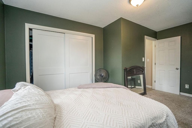 305 E 20th St S, Newton, IA 50208 - bedroom with carpet and a closet