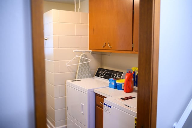 205 E 23rd St N, Newton, IA 50208 - laundry area featuring cabinet space and washing machine and dryer