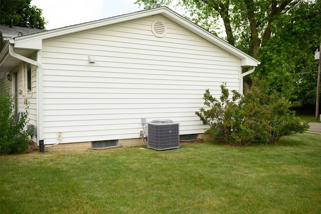 205 E 23rd St N, Newton, IA 50208 - view of home's exterior with a yard