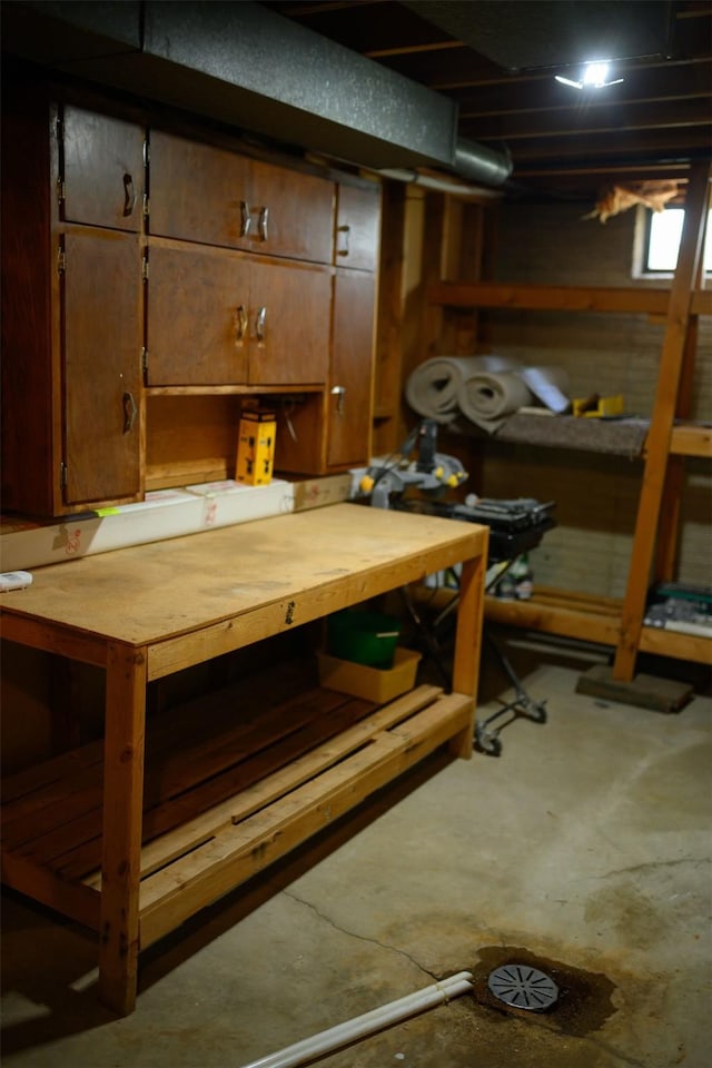205 E 23rd St N, Newton, IA 50208 - basement featuring a workshop area