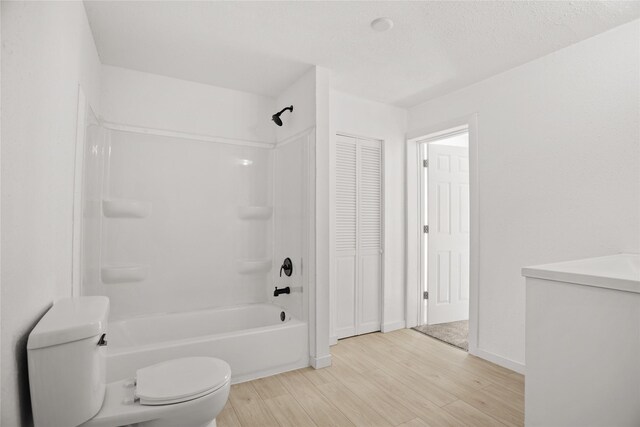 707 Bromley St, Marshalltown, IA 50158 - bathroom featuring wood finished floors, shower / tub combination, and a closet
