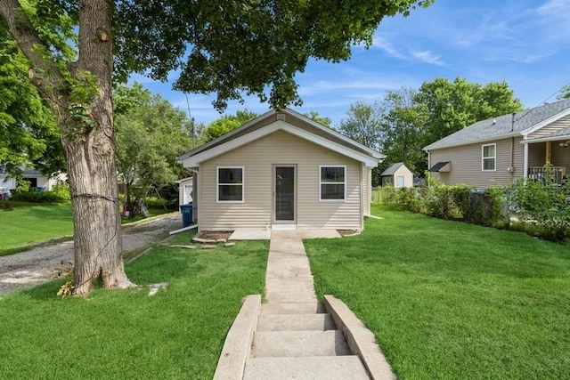 8 E Wall Ave, Des Moines, IA 50315 - view of front of home with a front yard