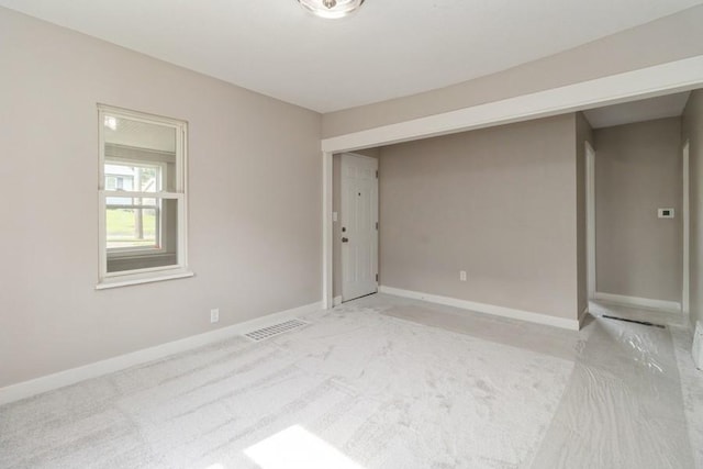 8 E Wall Ave, Des Moines, IA 50315 - unfurnished room with baseboards and light carpet