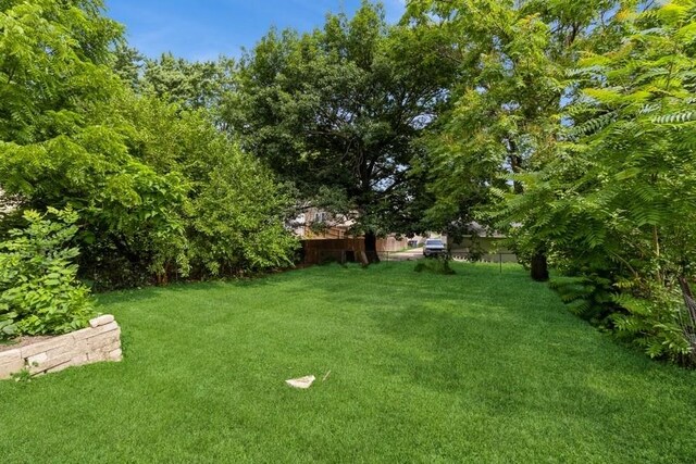 8 E Wall Ave, Des Moines, IA 50315 - view of green lawn